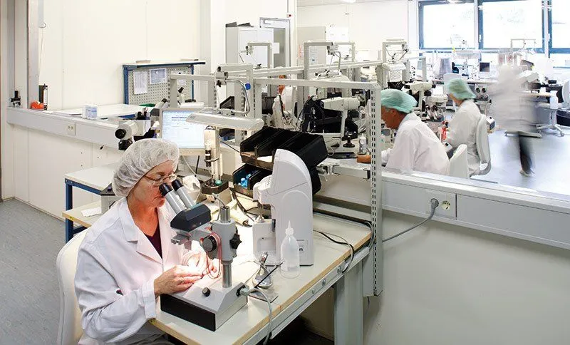 Técnicos trabajando en el laboratorio Eurolent